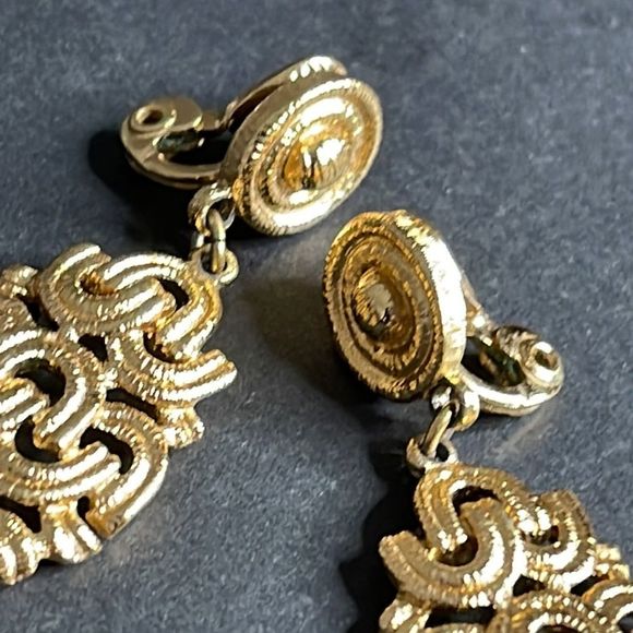 Vintage 1960s Monet Gold Necklace and Earring Set - Picture 13 of 16